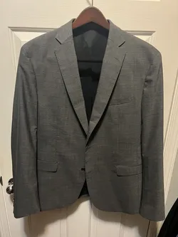 Hugo Boss 44R Grey Textured Wool Suit – Super 110s – Like New