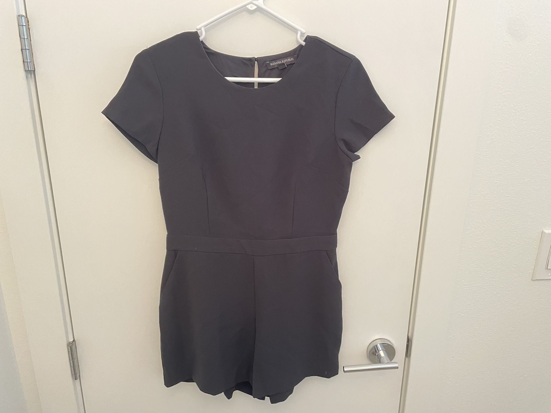 Women's Banana Republic Black Fitted Romper w/ pockets & keyhole back, 2P
