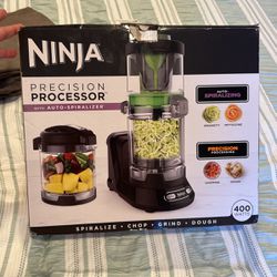 Ninja Food Processor with 400-Watt Base, 32-Ounce Precision Processor Bowl and Spiralizer for Chopping, Mixing, Pureeing, and Dough (NN310), Black