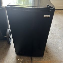 Small Fridge / College Dorm Refrigerator 