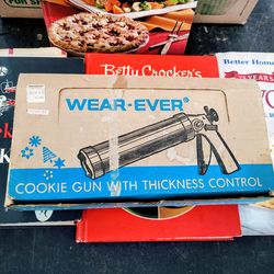 Vintage Cookie Gun + 4 Books🆓️