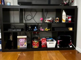 Dark brown/black wood furniture Mueble de madera marrón oscuro/negro