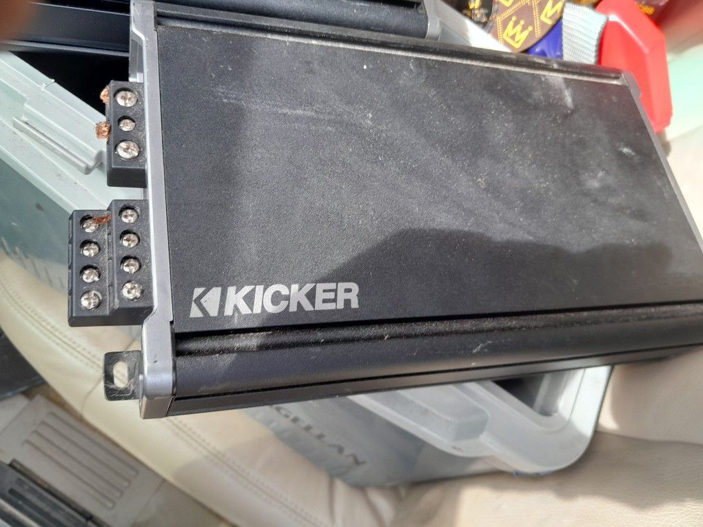 2 Kicker Amps Cxa 1800 And Cxa 360.4