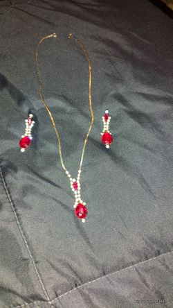 very nice set of necklace and earrings