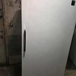 🎉ITS GIGANTIC 🥰WILL DELIVER FOR FEE.😍 IT'S PURE WHITE COLOR. 21 Cu ft. CU. FT.😛THE  FREEZER RUNS LIKE BRAND NEW🎊IT DOES HAVE GOOD DOOR RUBBER SEA