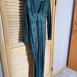 Deep V-Neck Sequin Long Sleeve https://offerup.com/redirect/?o=RHJlc3MuR3JlZW4=