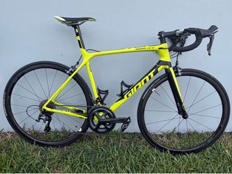 🚴🏻 Giant TCR Advanced SL Carbon Road Bike – Size M The Giant TCR Advanced SL is Giant’s flagship race bike, engineered for elite-level performance.