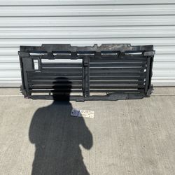 2020 2023 CHEVROLET SILVERADO 2500 / 3500 HD UPPER AIR SHUTTER OEM 