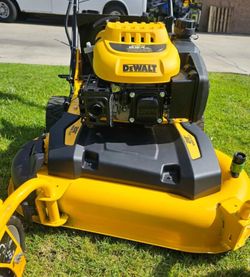 DEWALT 28 in. 224cc E-GOV Engine 3-in-1 Gas RWD Self- Propelled Lawn Mower with High Rear Wheels