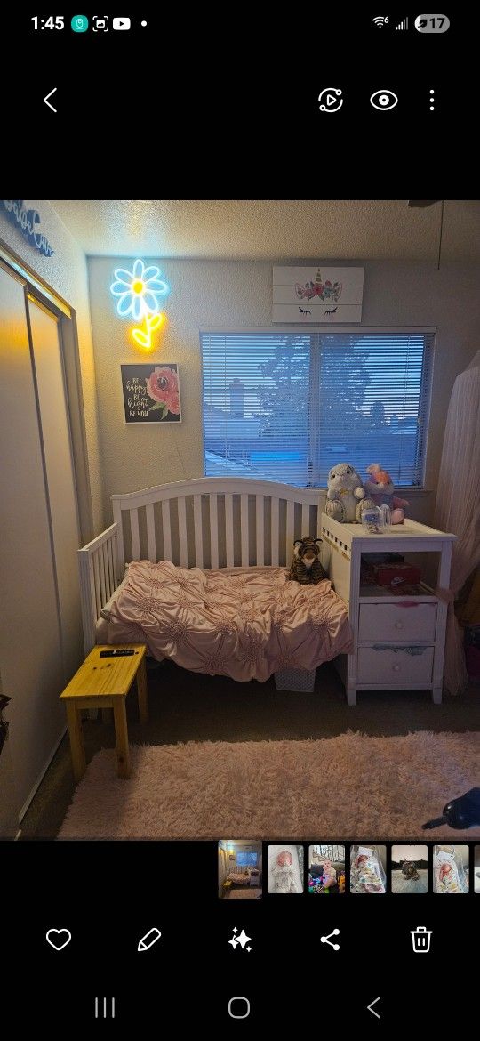 White CRIB/ TODDLER BED GREAT CONDITION
