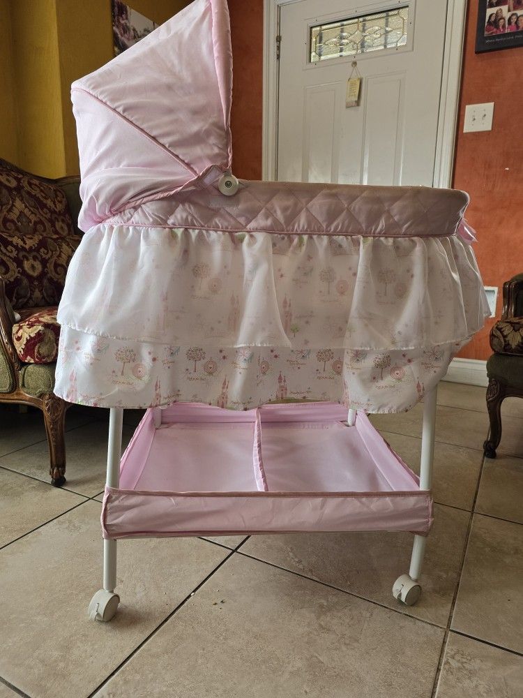 Delta Children Gliding Bassinet, Disney Princess