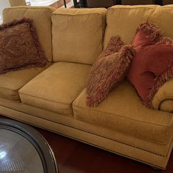 Thomasville Nail Head Sofa   Pre Owned 