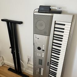 Yamaha keyboard + Stand and Sustain Pedal 