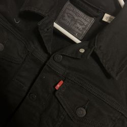 LEVI’S BLACK JEAN JACKET 