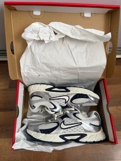 Nike v5 RNR (fits women 6.5-7)