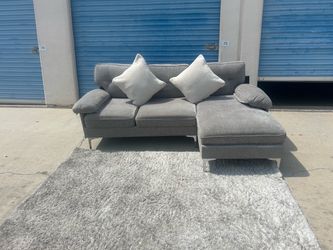 Free Delivery 🚚 Tiny Gray Sectional/ Sala Seccional pequena