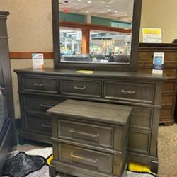 *Weekend Special*---Lindex Charming Queen/King Bedroom Sets---Starting At $799---Delivery And Financing Available🙌