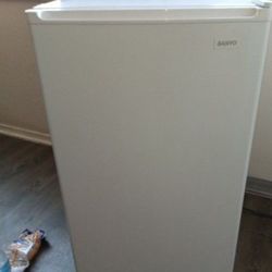 Sanyo Mini Fridge Like New 