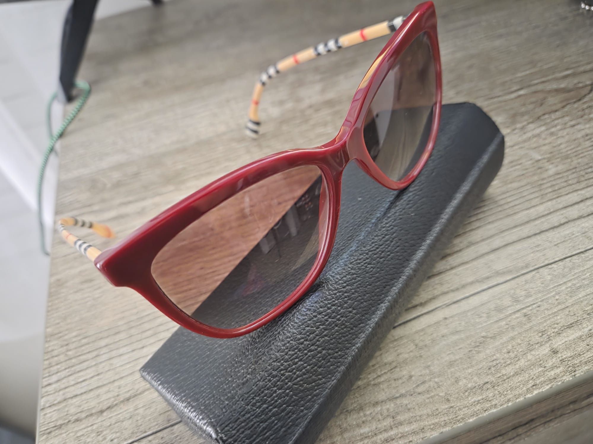 BURBERRY red gradient cat style sunglasses with case Authentic!