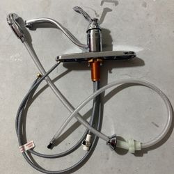 MOEN Kitchen Faucet With Sprayer 