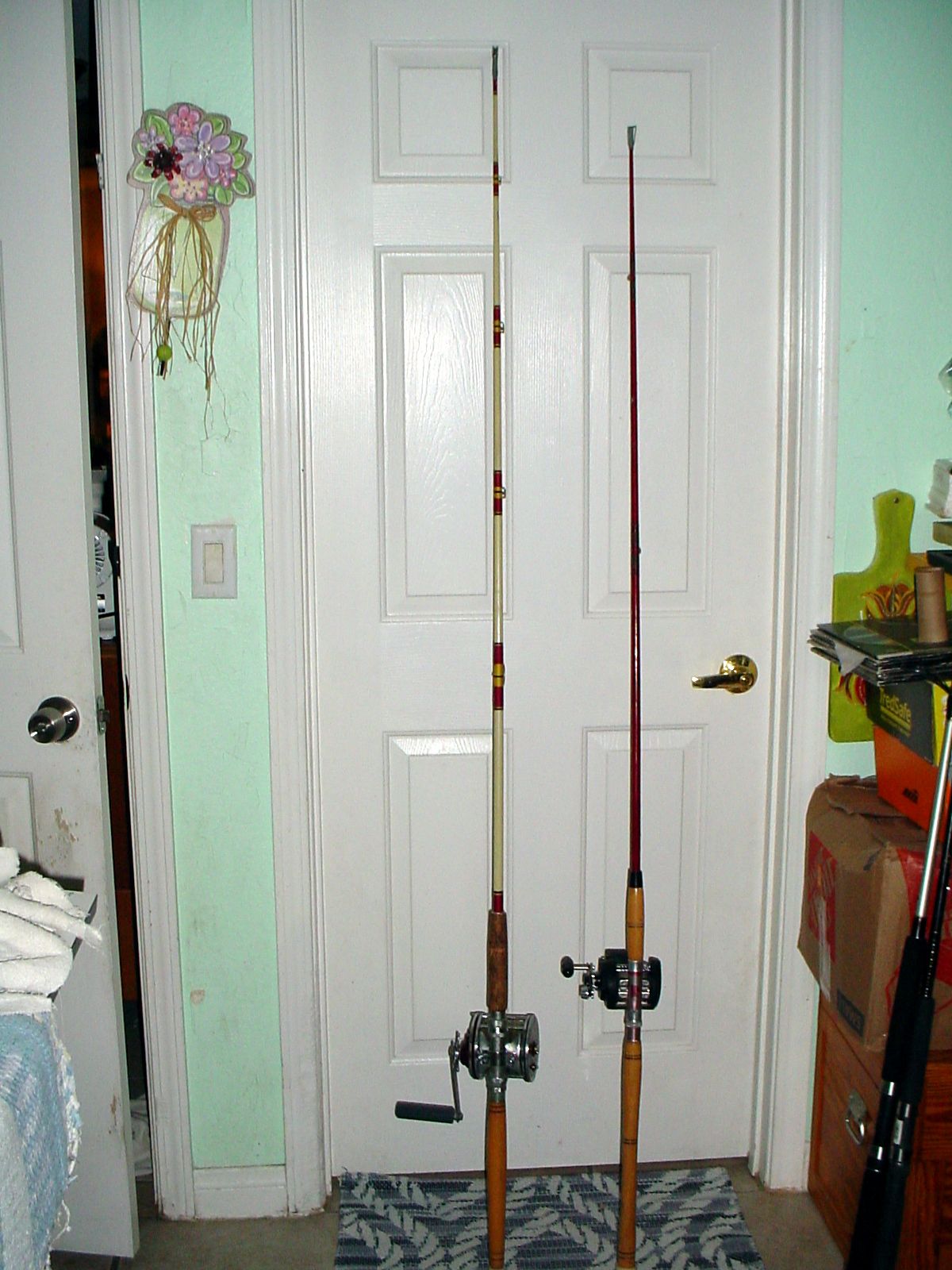 2 DEEP SEA, BOAT, PIER & GREAT LAKES RODS AND REELS, PENN 114h-USA & DAIWA LINE COUNTER WITH TWO HEAVY FIBERGLASS RODS