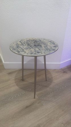 Unique Round Decorative Accent Side Table – Metal Legs