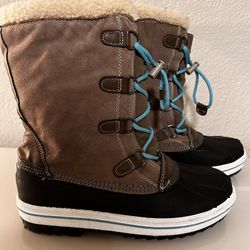 Women’s Snow Boots. New, Size 9