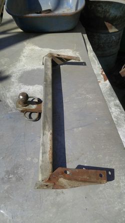 Pickup car tow hitch with attachment