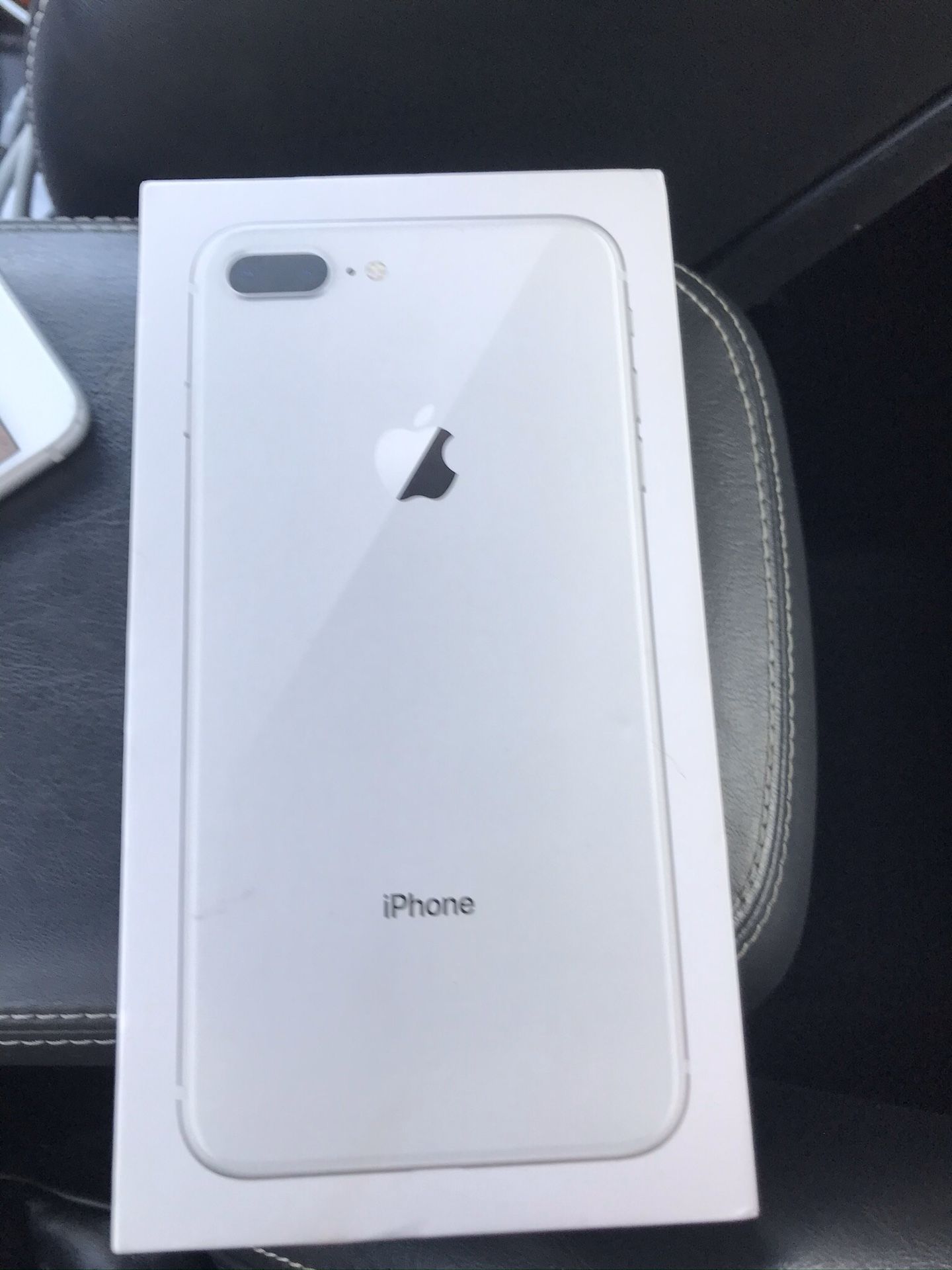 iPhone 8 Plus 64 rmobile cracked