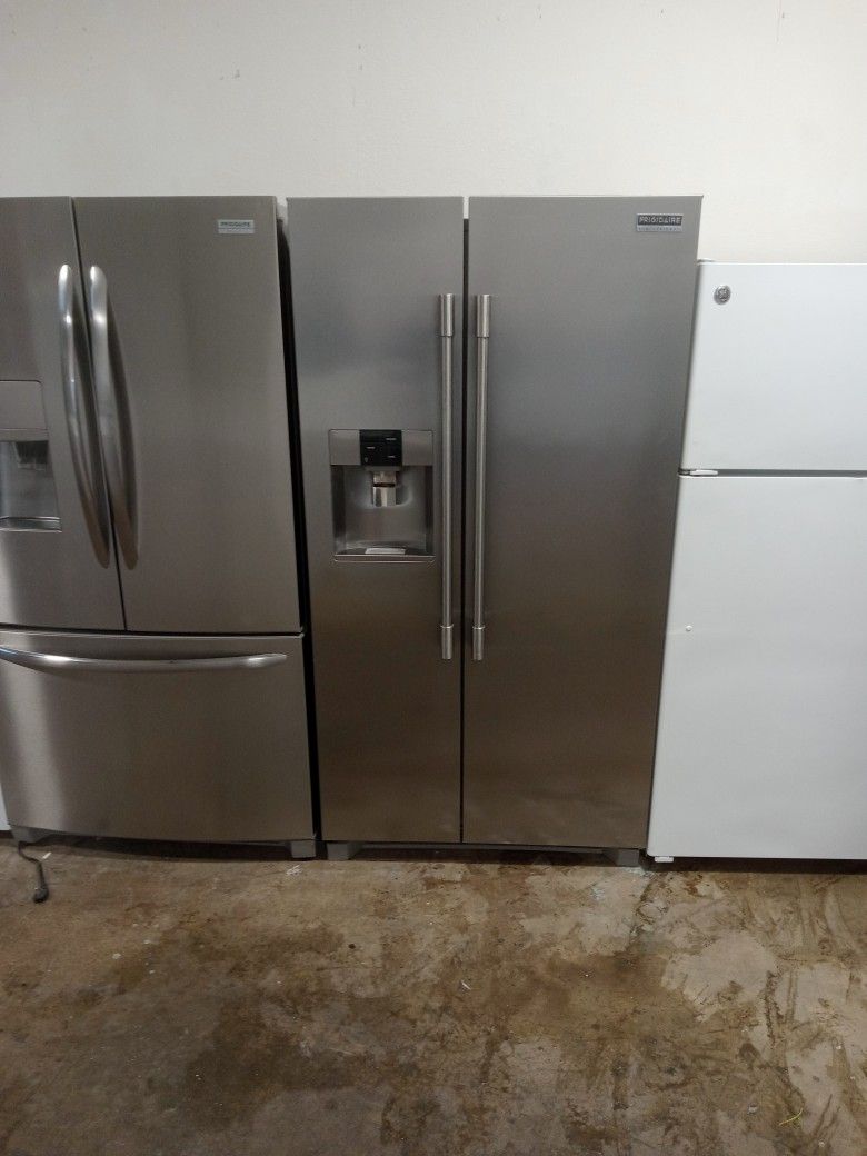 22 Cubic Foot Frigidaire Side By Side Water Nice In The Door Gorgeous Price To Sell