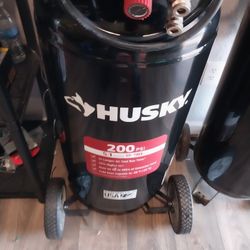 HUSKY COMPRESSOR 27 GALLONS 200 PSI