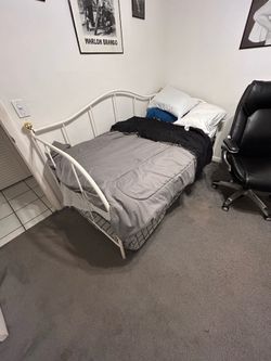 White Metal Daybed with Trundle
