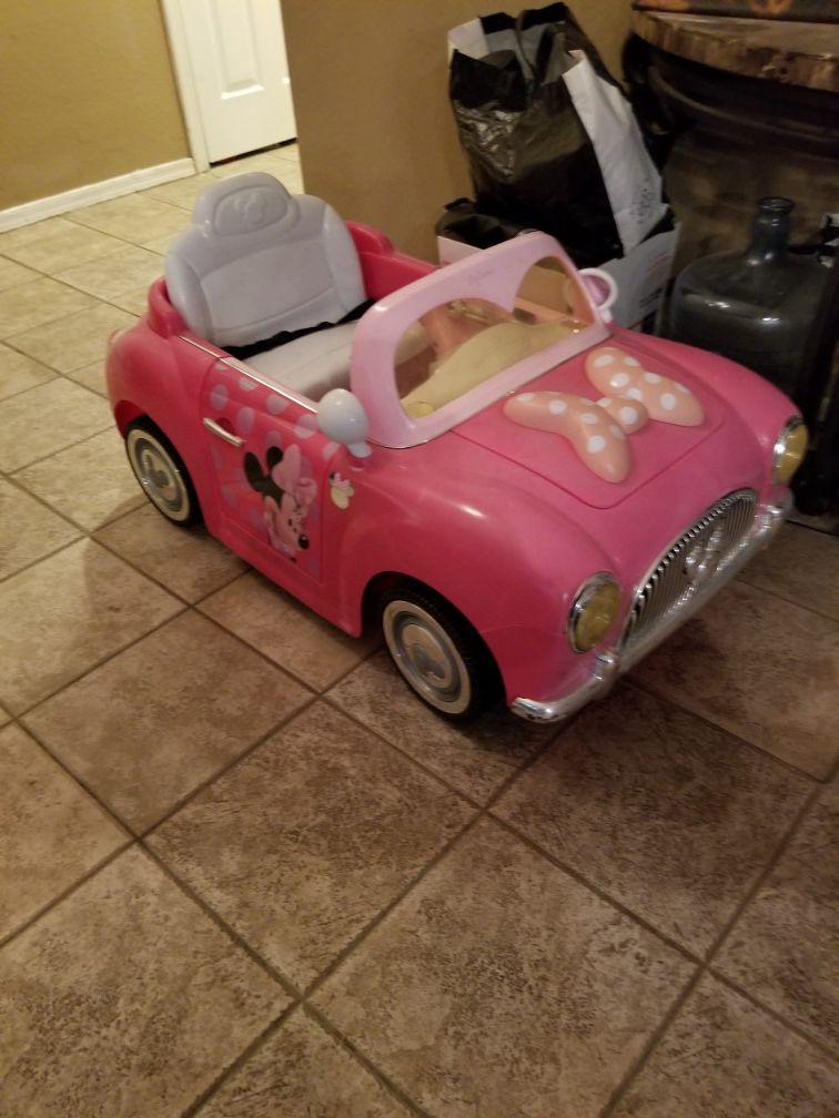 Minnie Mouse 6V 2-seater Convertible!