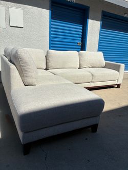 Living Spaces Sectional Couch 🛻Delivery Available🛻
