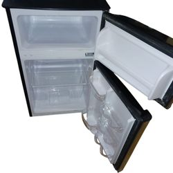 Magic Chef Mini Fridge 