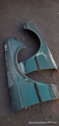 BMW E30 left and right front fenders