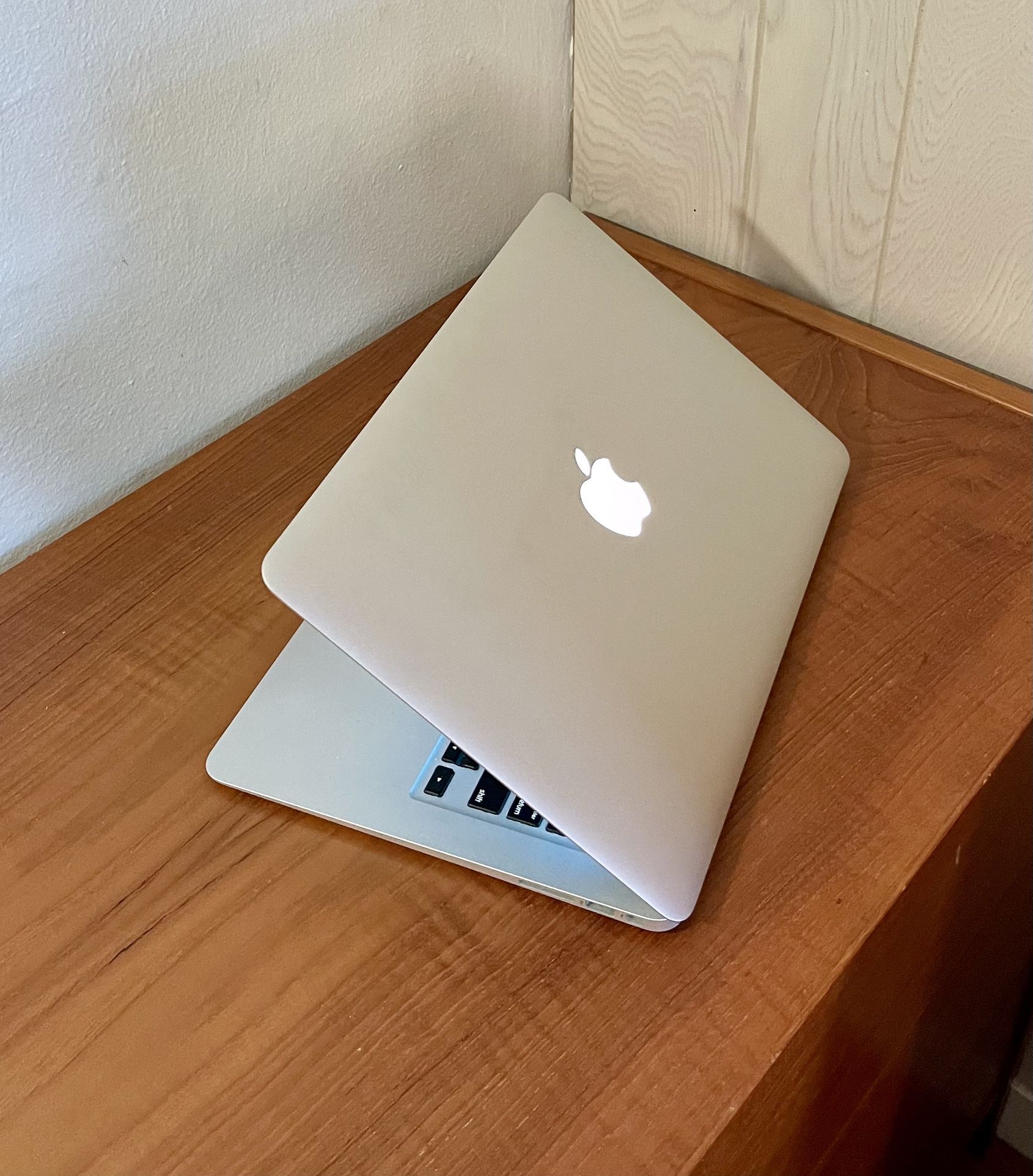 Apple MacBook Air 13” I5/8GB/256GB SSD $180