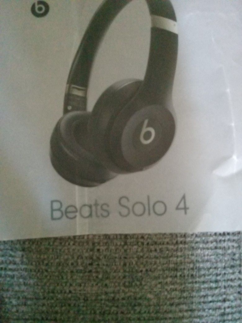Beats Head Phones. Solo 4