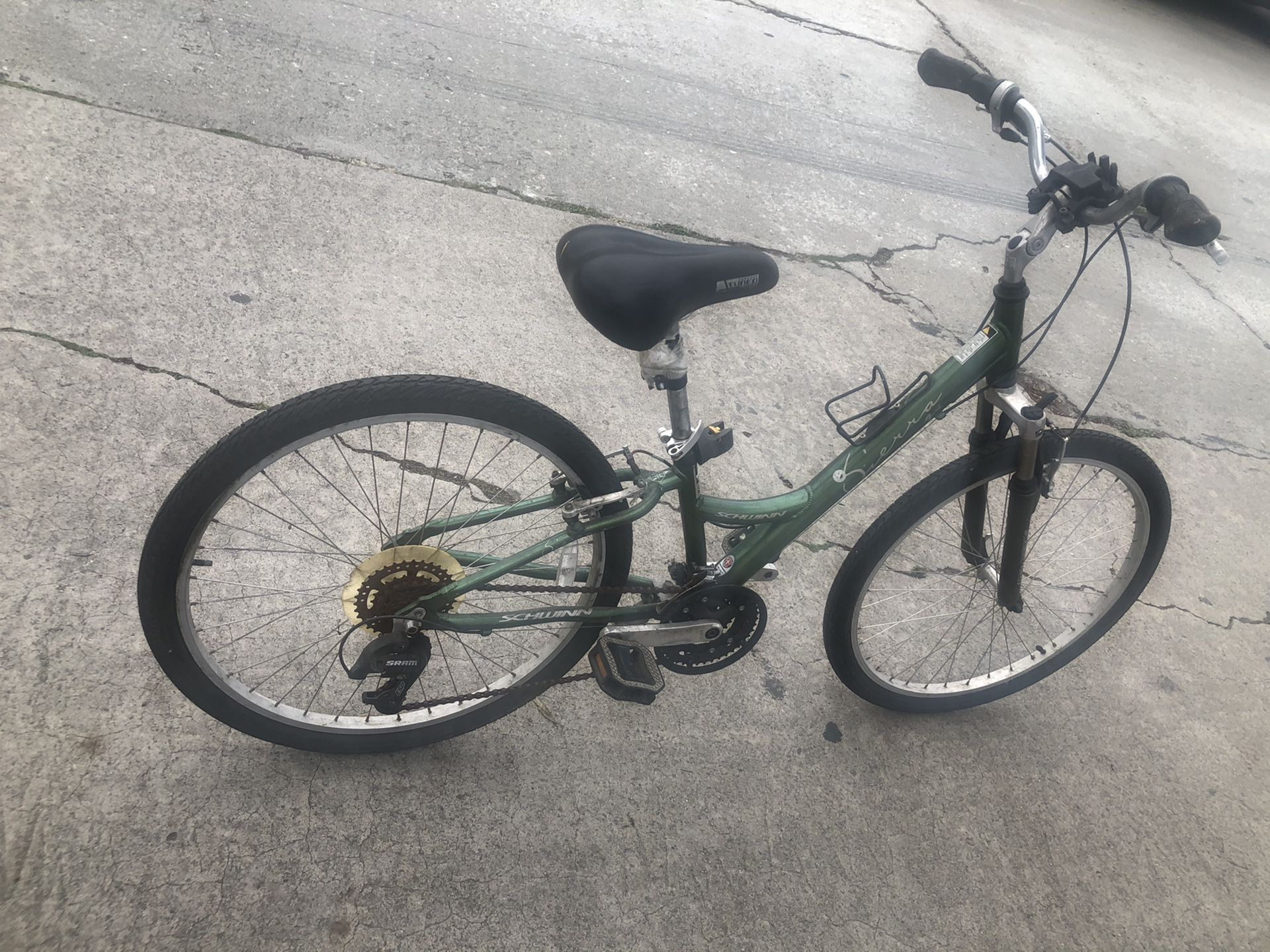 Green 26” Schwinn Sierra gs 21 speed mountain bike front shock suspension