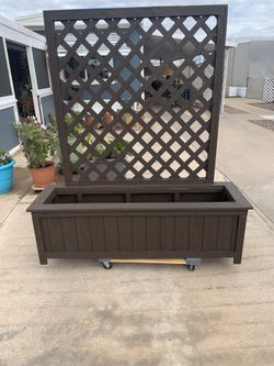 Planter With Trellis 