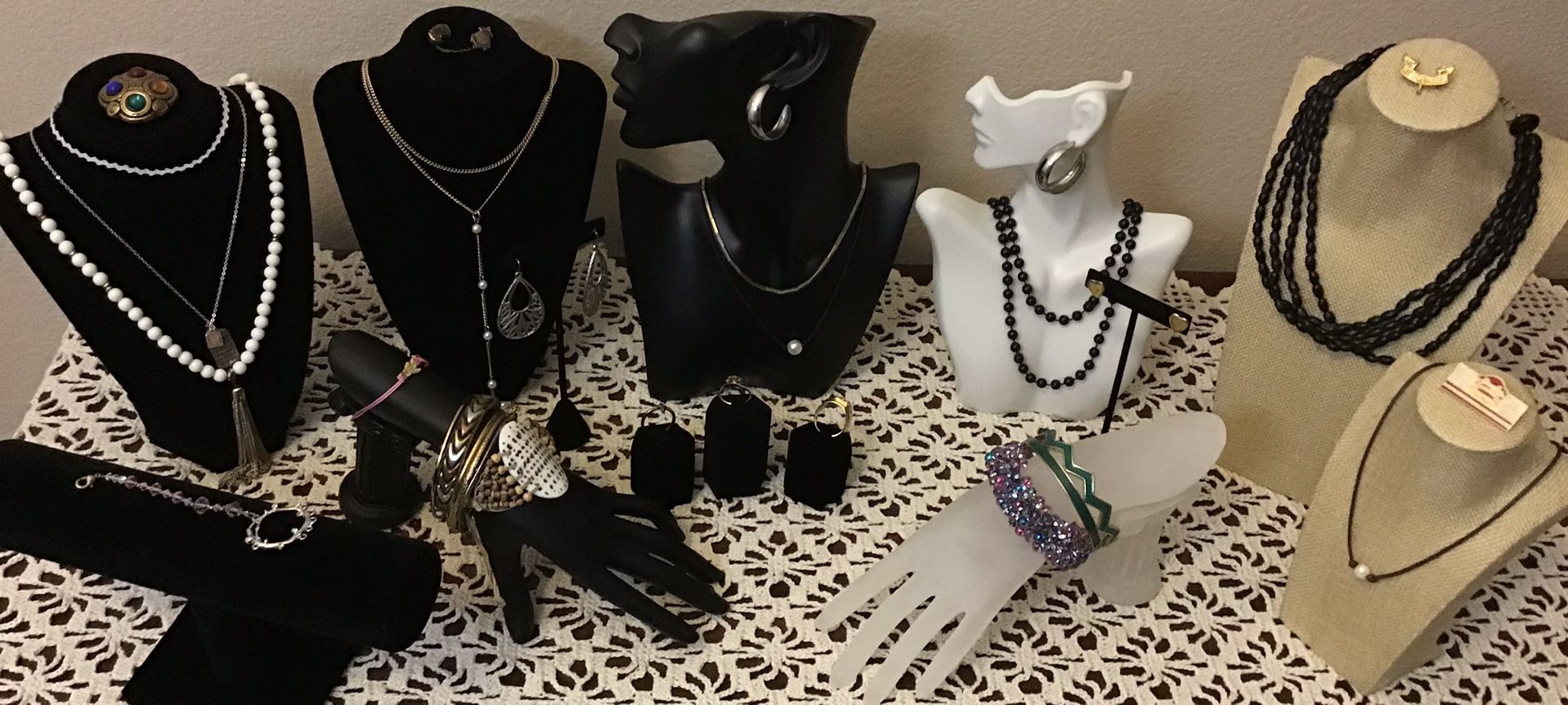 Vintage to Modern Wearable Jewelry & Accessories  Lot / Lote de Joyas Antiguas y Modernas, todo usable. (Se habla Español)
