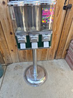 Triple gumball machine works