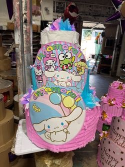 Cinnamon roll pastel piñata