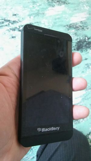 Photo Blackberry z10 Unlocked Used in good condition some scratches and scuffs. Refurbished
