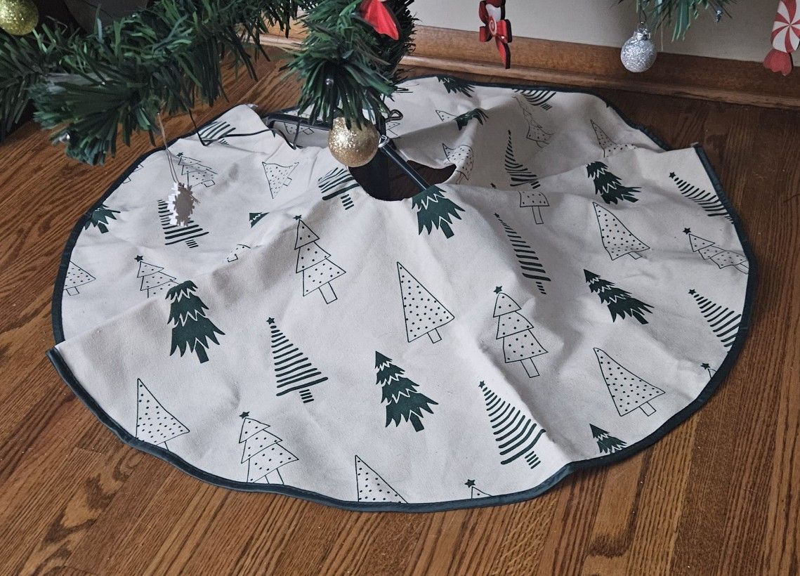 Holiday Style Christmas Tree Skirt