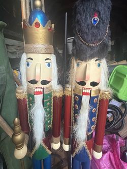 Giant nut crackers