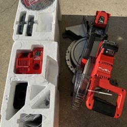 Milwaukee M18 FUEL 18V 10 in. Lithium-lon Brushless Cordless Dual Bevel Sliding Compound Miter Saw Kit with one 5Ah And Charger 