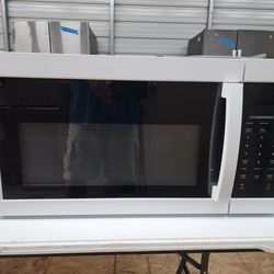 Brand New Vissani
1.7 cu. ft. 1000-Watt Over the Range Microwave in White