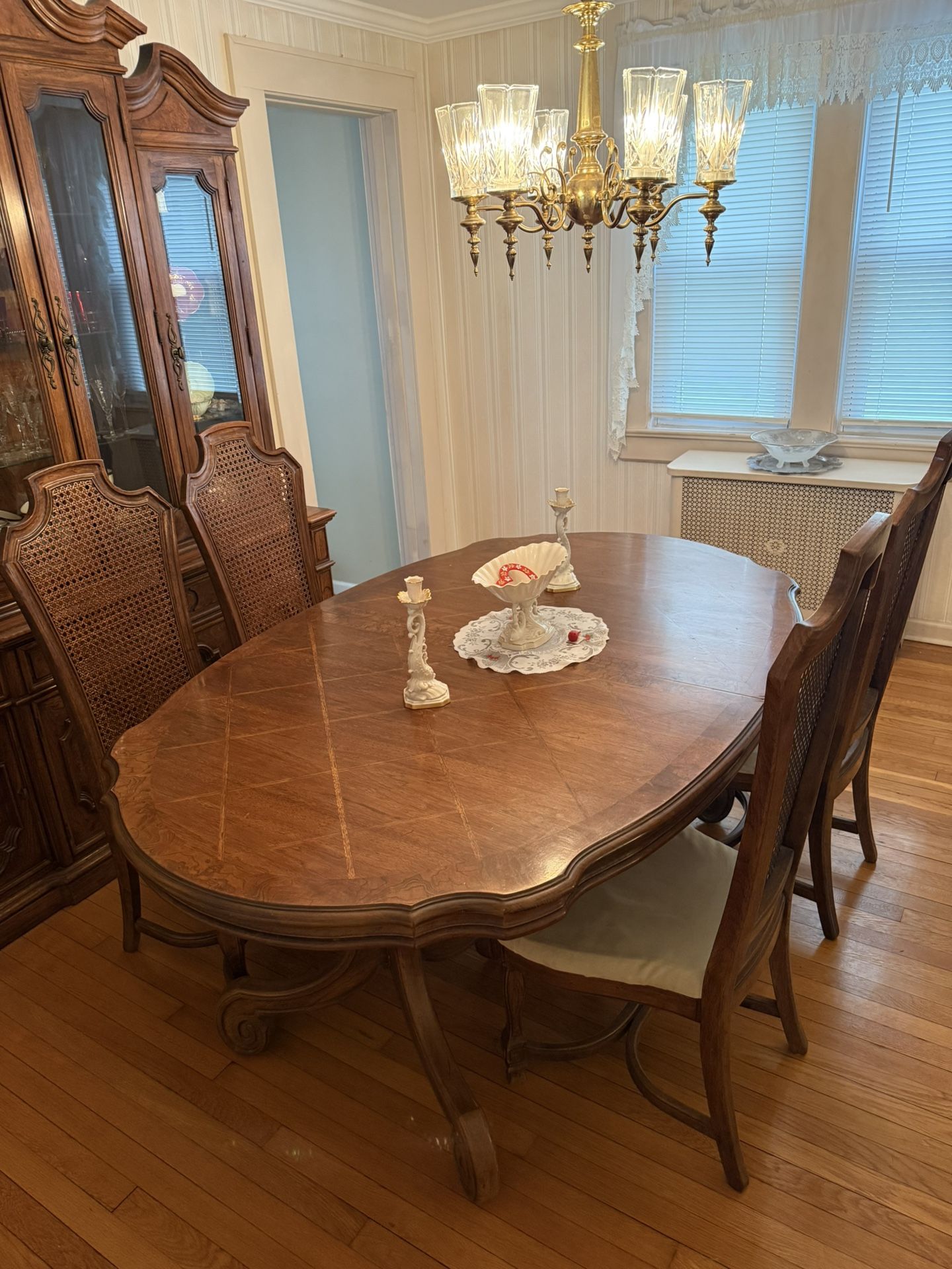 Dining Table & Chairs 