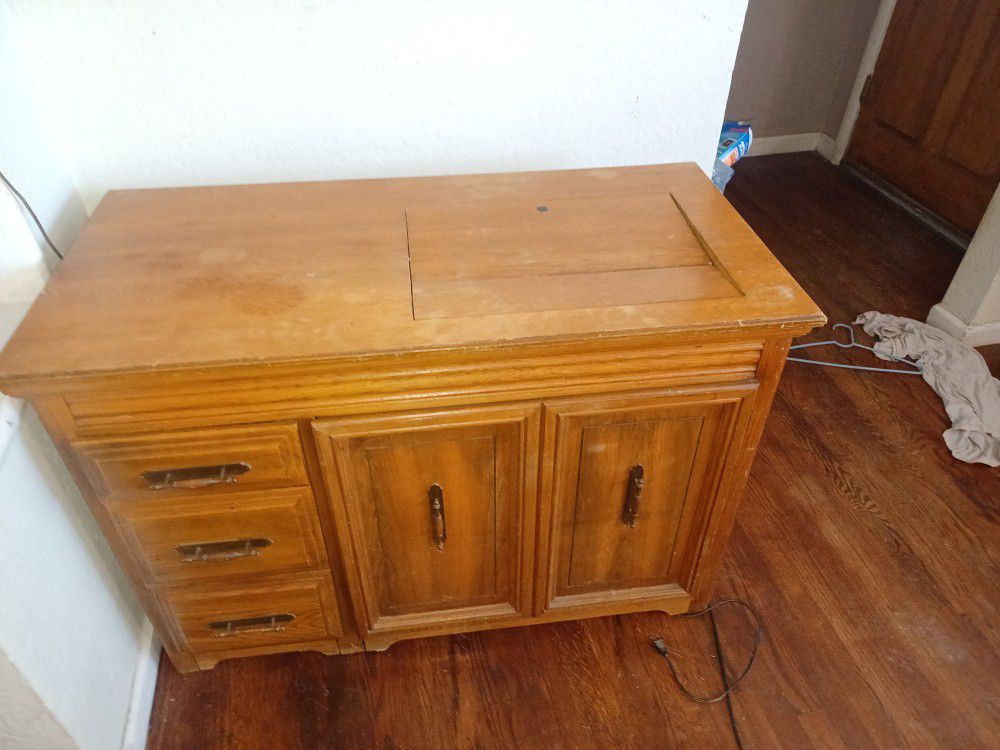 Singer Sewing Machine With Desk And Lift